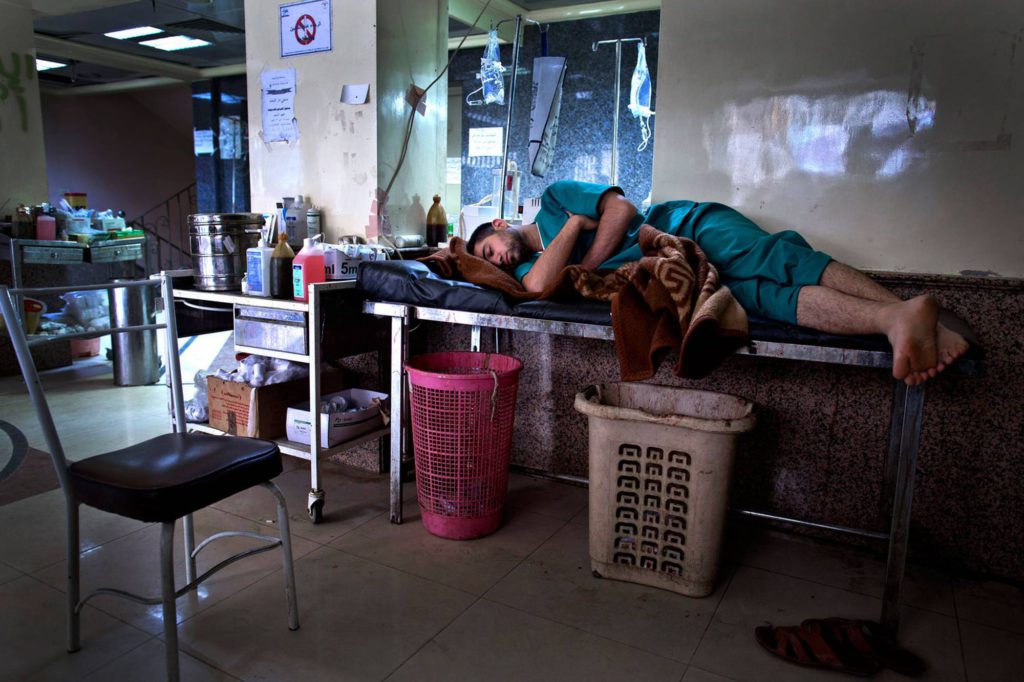 En sköterska passar på att vila lite när det är lungt. Dom flesta som arbetar på sjukhuset bor även där. Foto: NICLAS HAMMARSTRÖM
