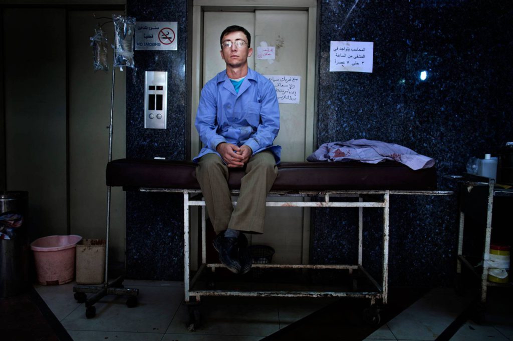 En man i sjukhuspersonalen tar en paus. Patienterna strömmar in till sjukhuset dag och natt, utan uppehåll. Foto: NICLAS HAMMARSTRÖM