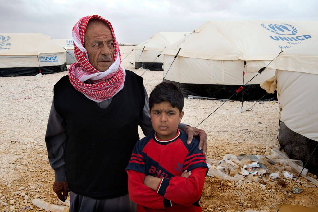 Tusentals flyr till flyktinglägret Zaetri i Jordanien. Foto: ULF HÖJER