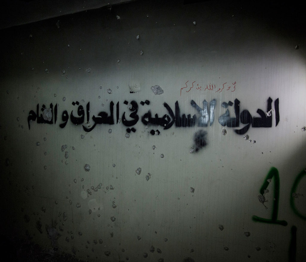Islamiska statens fullständiga namn står skriver på en av väggarna i ögonsjukhusets källare. Foto: MAGNUS WENNMAN