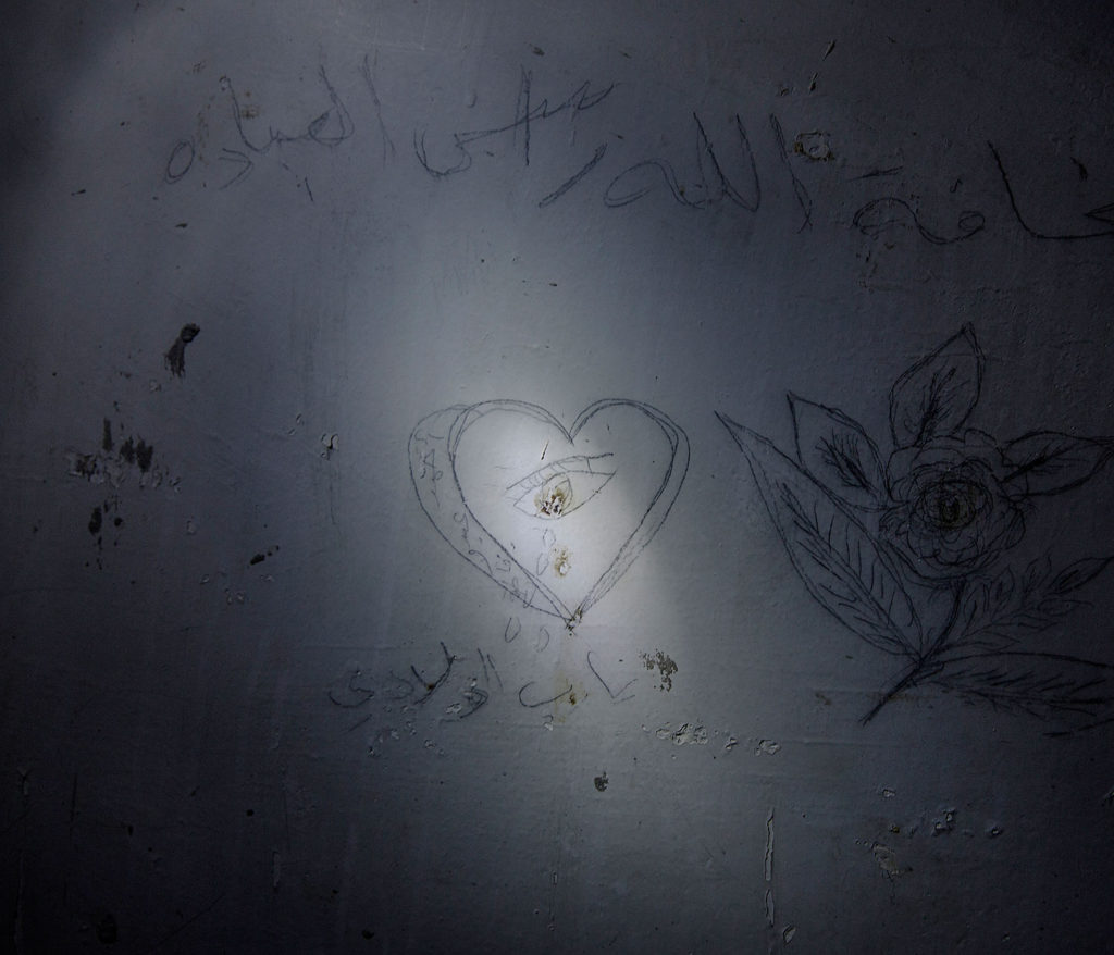 I en av de små cellerna har en kvinna ritat ett hjärta med blyerts på en vägg. Hon ber Gud välsigna hennes barn. Foto: MAGNUS WENNMAN